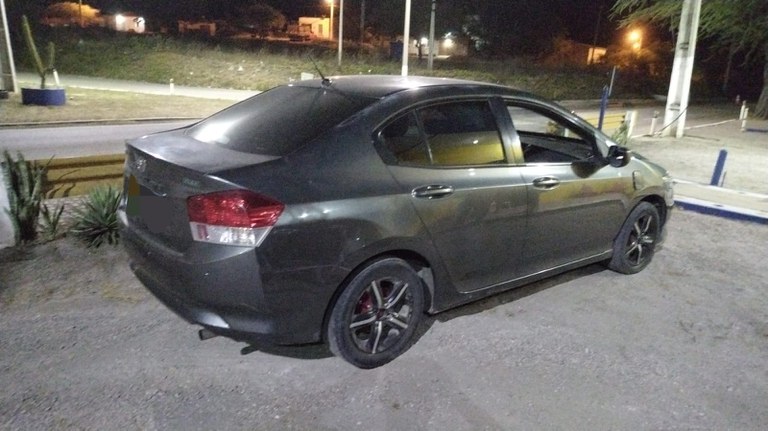 PRF recupera carro roubado e detém motorista na BR 232 PRF recupera carro roubado e detém motorista na BR 232