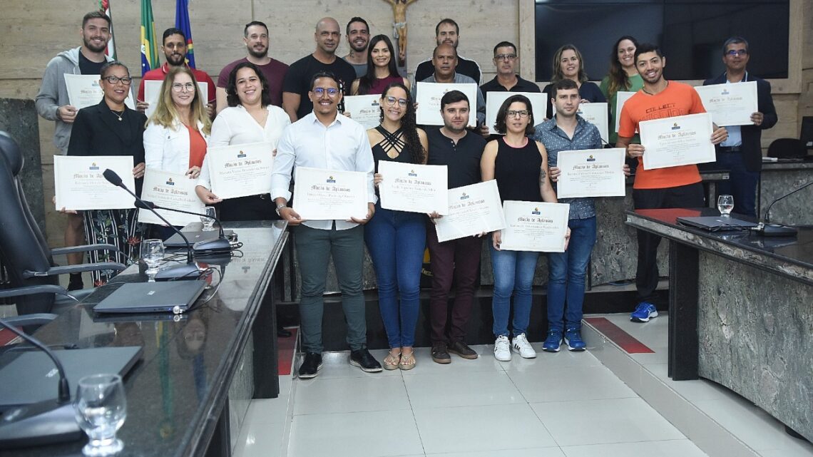 Anderson Correia homenageia educadores físicos e diz que vai buscar novas academias públicas para Caruaru