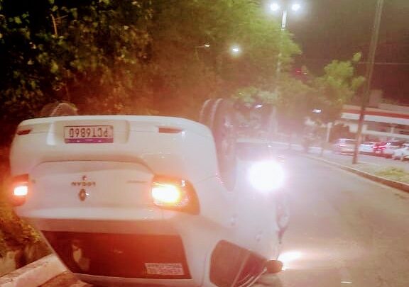 Motorista perde controle de direção e carro capota, em Caruaru