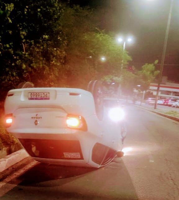 Motorista perde controle de direção e carro capota, em Caruaru