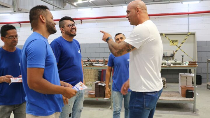 Anderson Correia dialoga com colaboradores da indústria de Caruaru