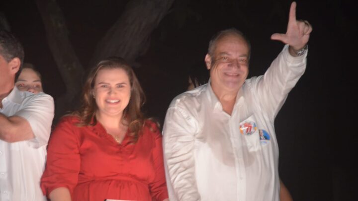Em carreata, Marília Arraes e Jorge Quintino são recebidos com carinho pelos caruaruenses