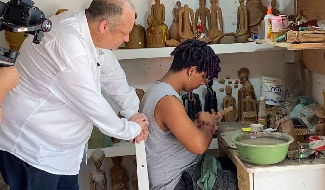 Jorge Quintino visita o Alto do Moura e apresenta propostas para artesãos e moradores Jorge Quintino visita o Alto do Moura e apresenta propostas para artesãos e moradores