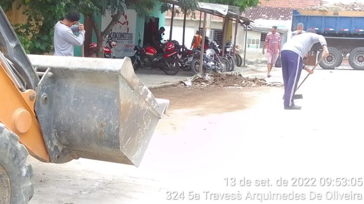 Vereador Carlinhos da Ceaca faz mutirão com a prefeitura e limpa todo bairro Petrópolis