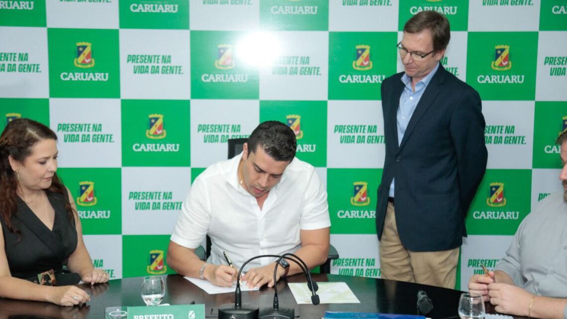 Prefeito Rodrigo Pinheiro assina contrato para maior concurso público da história de Caruaru