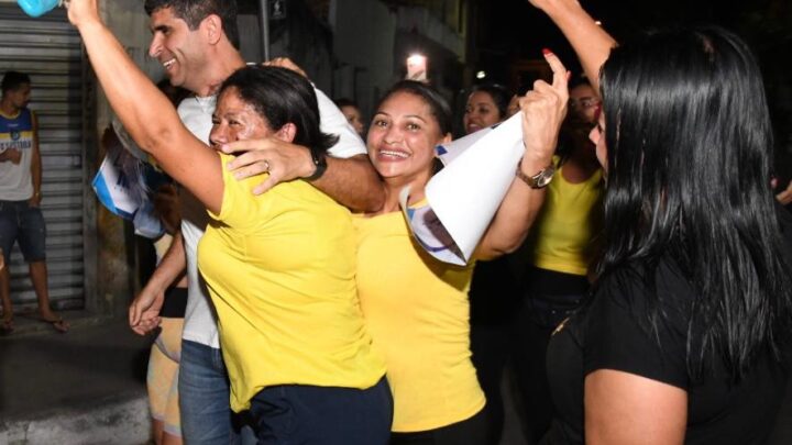 Lessa é recebido com festa por moradores dos bairros Vassoural e Santa Rosa