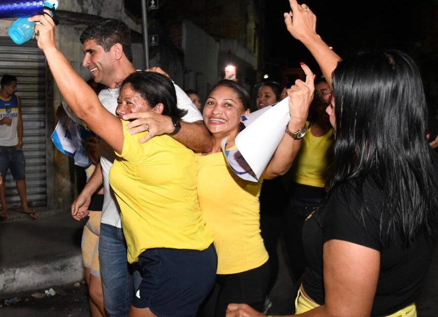 Lessa é recebido com festa por moradores dos bairros Vassoural e Santa Rosa Lessa é recebido com festa por moradores dos bairros Vassoural e Santa Rosa