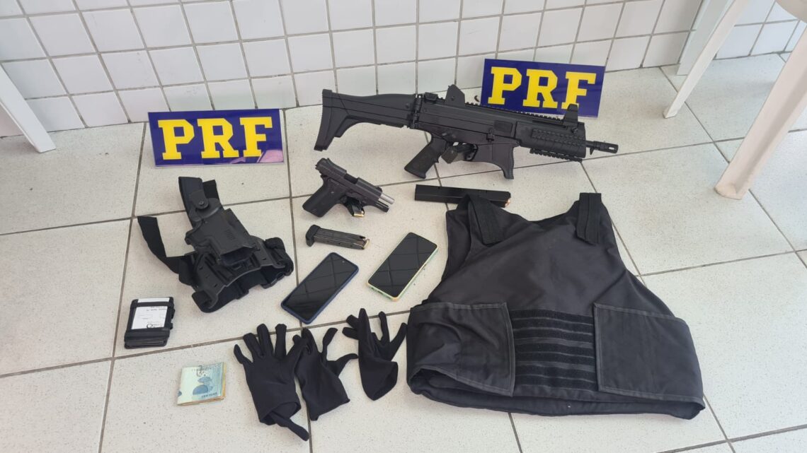 PRF-PE detém foragido do sistema prisional com submetralhadora, pistola e munições na mochila