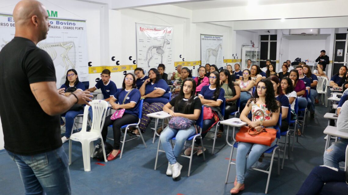 Em palestra, Anderson Correia conscientiza jovens sobre os Direitos dos Animais Em palestra, Anderson Correia conscientiza jovens sobre os Direitos dos Animais