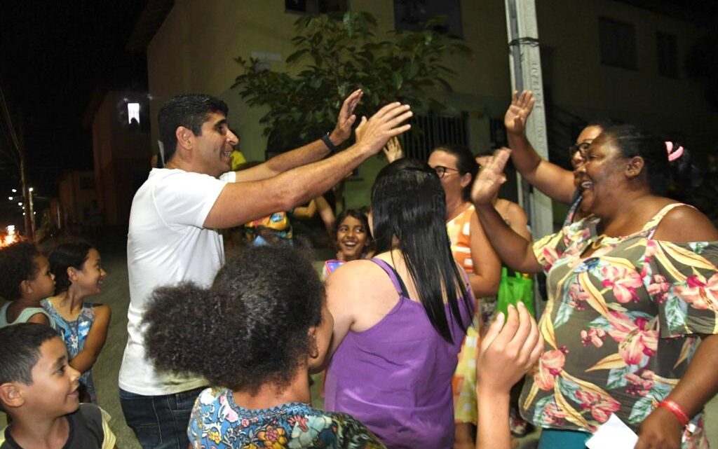 Lessa abraça Caruaru e faz buzinaço histórico