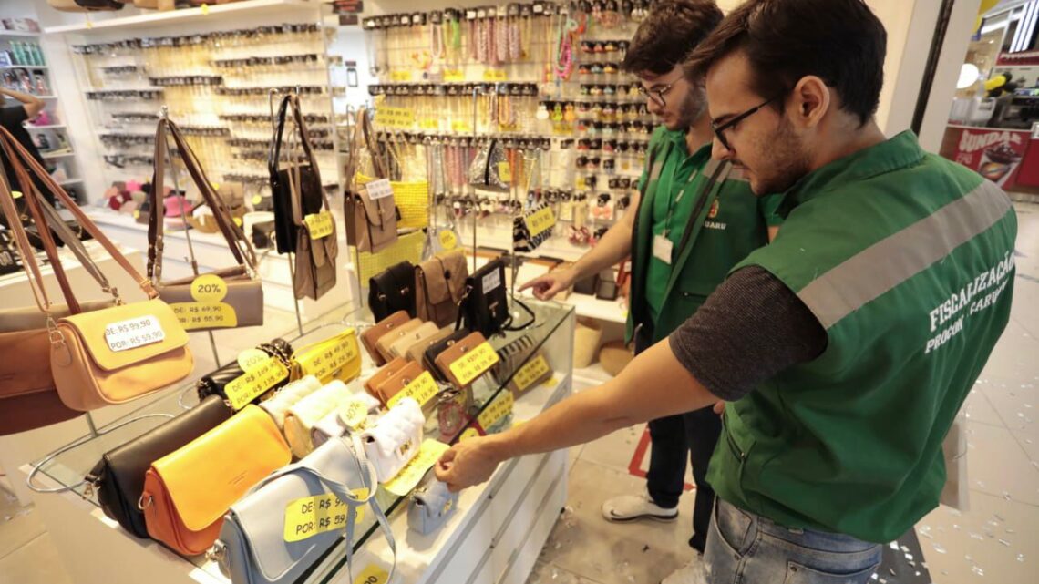Procon Caruaru notifica mais de 10 estabelecimentos em centro de compras no Black Day