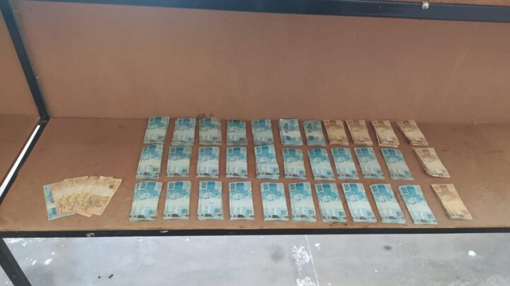 PRF prende homem em flagrante com “santinhos” e mais de R$30 mil