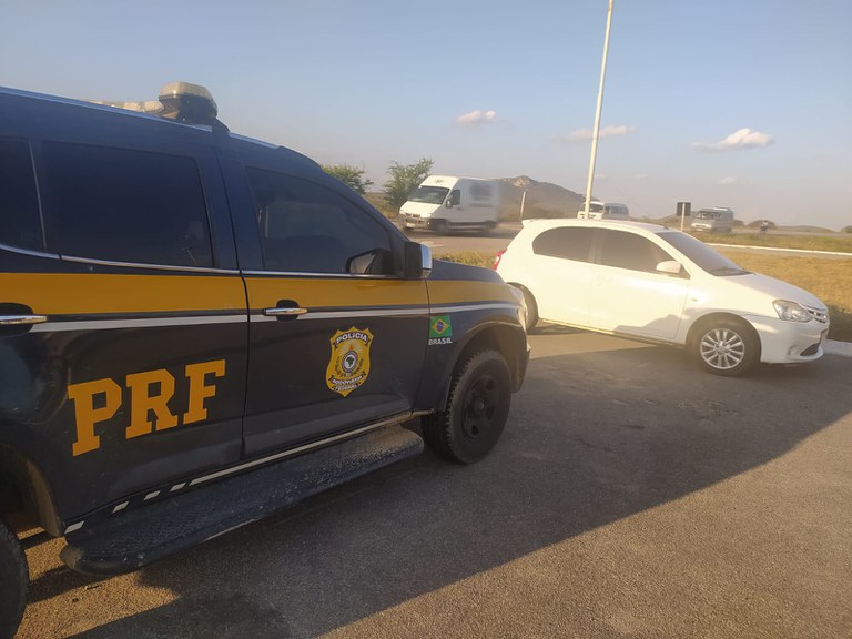 Carro roubado em São Lourenço da Mata é recuperado pela PRF em São Caitano Carro roubado em São Lourenço da Mata é recuperado pela PRF em São Caitano
