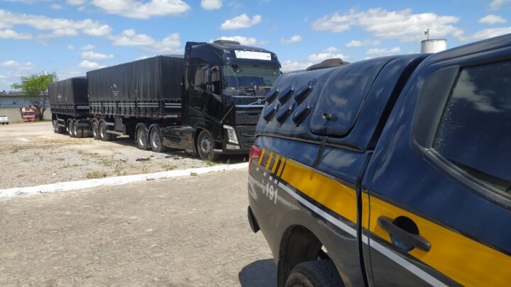 Carga de milho com 30 toneladas de excesso de peso é retida em Caruaru
