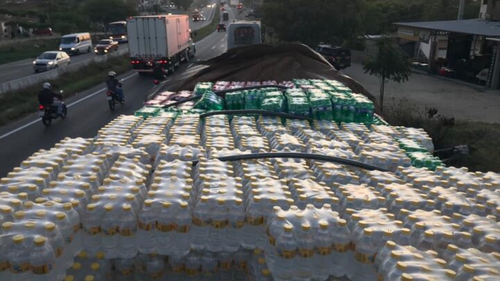 Excesso de peso e descaminho no transporte de bebidas são flagrados em Caruaru