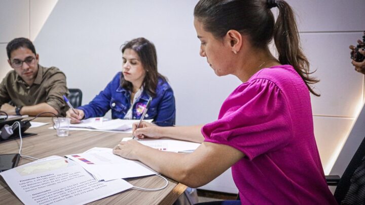 Raquel retoma agenda com reunião de trabalho em Caruaru