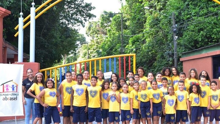 Crianças e adolescentes de Bairros do Recife em situação de vulnerabilidade social vão para sessão de cinema na 19ª Semana da Criança Abrasel PE