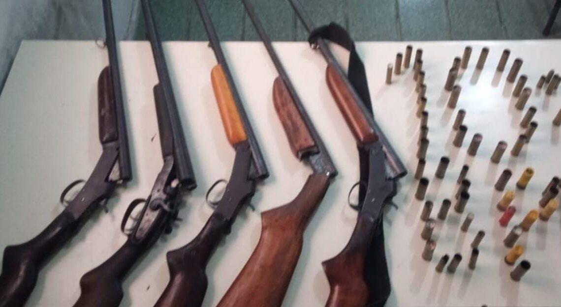 PM apreende 5 armas de fogo durante cumprimento de mandado de prisão