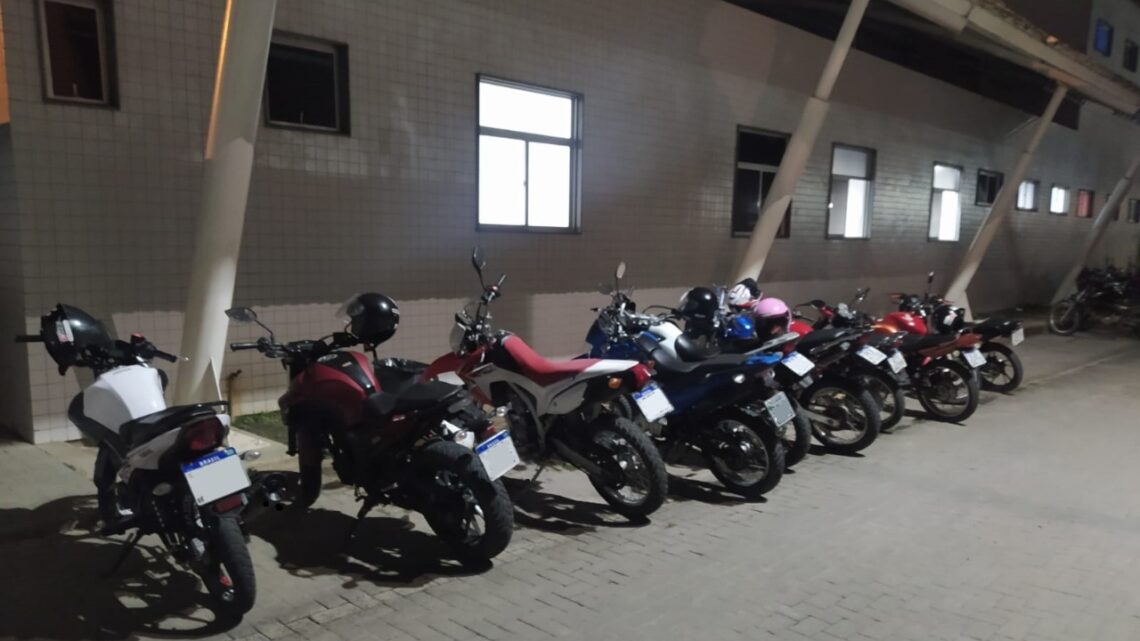 Após disputarem corrida na BR-232, motociclistas têm motos apreendidas pela PRF Após disputarem corrida na BR-232, motociclistas têm motos apreendidas pela PRF
