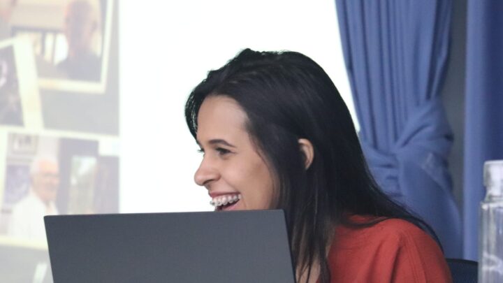 Jornalista Juliene Araújo lança livro-reportagem “Sonhos grisalhos”, em Caruaru