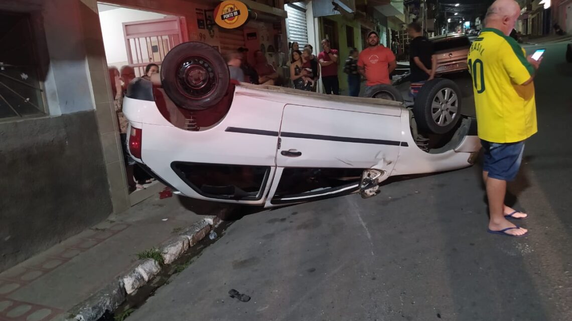 Veículo capota após colidir em outro carro e moto em Caruaru Veículo capota após colidir em outro carro e moto em Caruaru