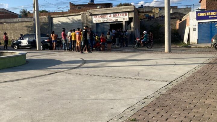 Jovem é morto a tiros enquanto trabalhava dentro de estabelecimento comercial, em Caruaru