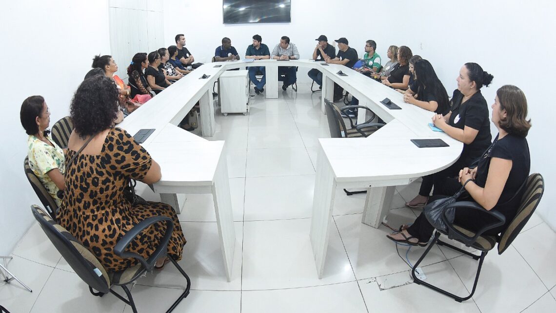 Fagner Fernandes e servidores municipais discutem requerimento para reajuste salarial