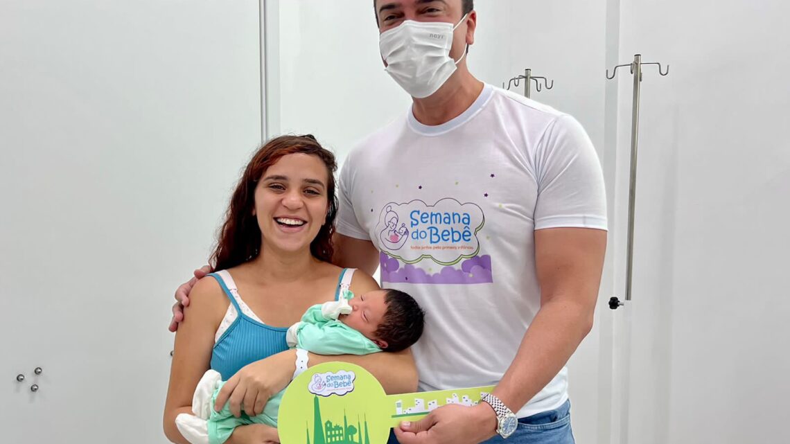 Bebê Prefeito recebe chave da cidade das mãos de Rodrigo Pinheiro