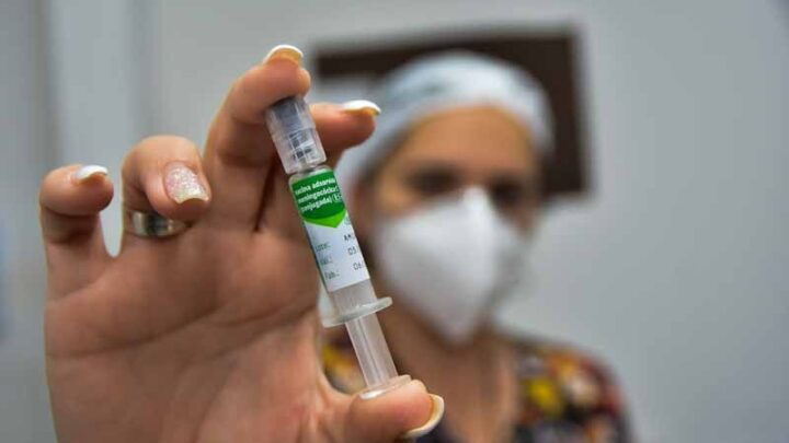Profissionais de saúde dos serviços de urgência e emergência são vacinados contra meningite