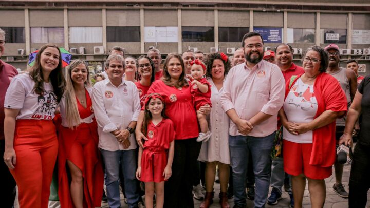 Marília Arraes vota no Recife acompanhada da família e apoiadores