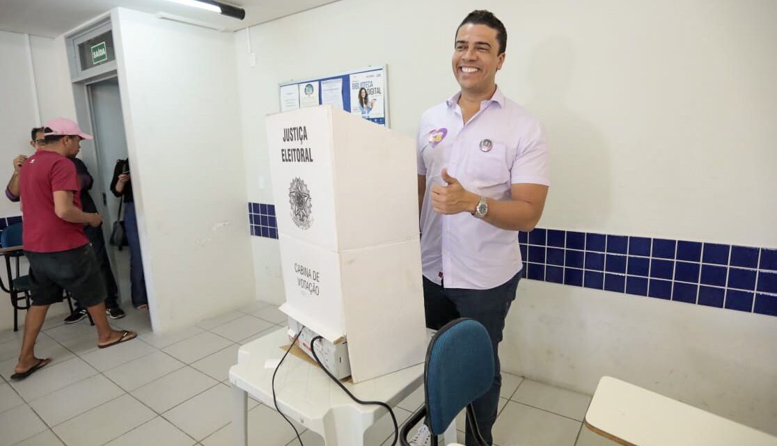 Prefeito de Caruaru, Rodrigo Pinheiro, vota e acompanha a candidata ao Governo do Estado, Raquel Lyra, em sua votação