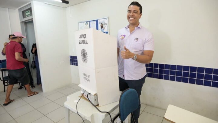 Prefeito de Caruaru, Rodrigo Pinheiro, vota e acompanha a candidata ao Governo do Estado, Raquel Lyra, em sua votação