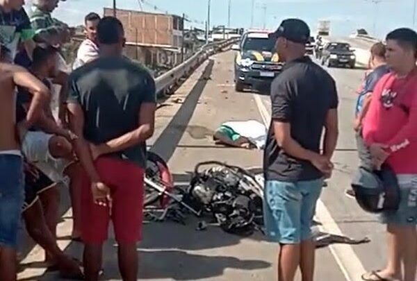 Duas mortes, após motorista perder controle de carro e colidir em moto