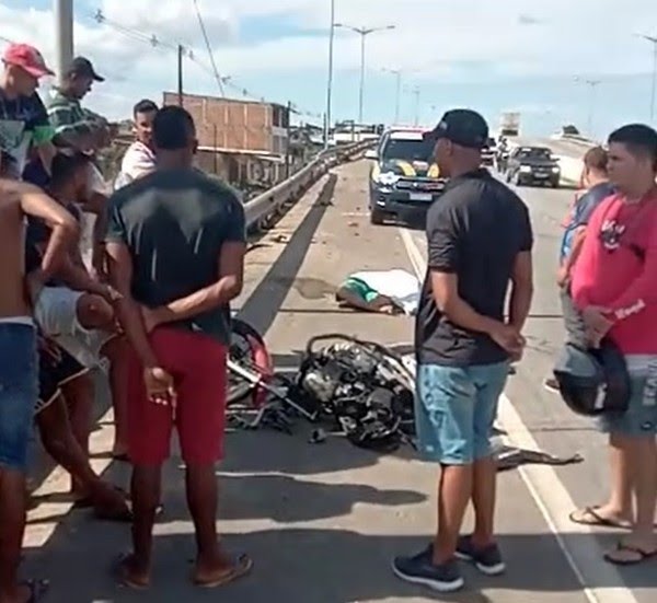 Duas mortes, após motorista perder controle de carro e colidir em moto