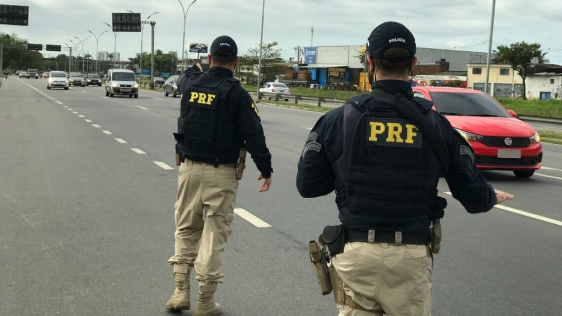 PRF encontra duas crianças deixadas pelo pai dentro de carro para participar de manifestação