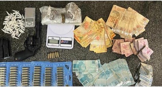 Homem é preso com drogas, armas e munições em casa Homem é preso com drogas, armas e munições em casa