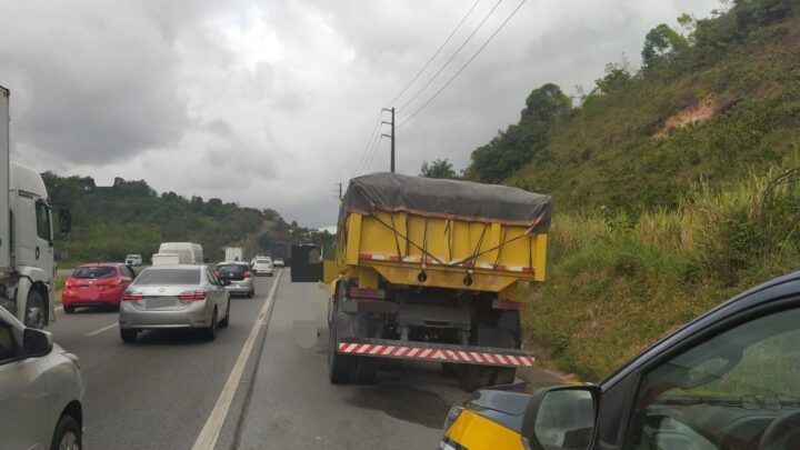 Caminhão colide na traseira de ônibus e provoca congestionamento de 5 km