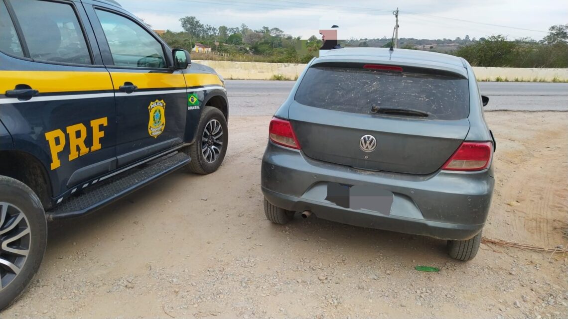 PRF recupera carro roubado que ainda não possuía queixa em Caruaru PRF recupera carro roubado que ainda não possuía queixa em Caruaru