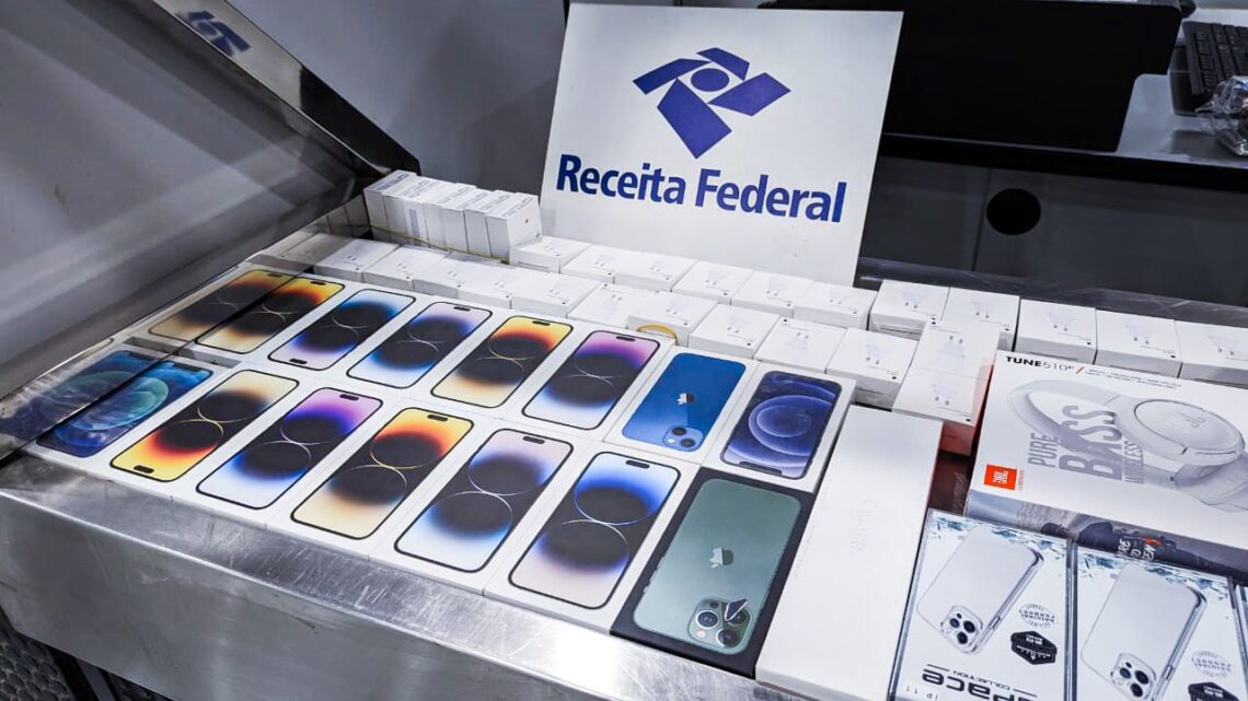 Receita Federal apreende celulares, carregadores, capas, perfumes e eletrônicos avaliados em R$ 100 mil Receita Federal apreende celulares, carregadores, capas, perfumes e eletrônicos avaliados em R$ 100 mil