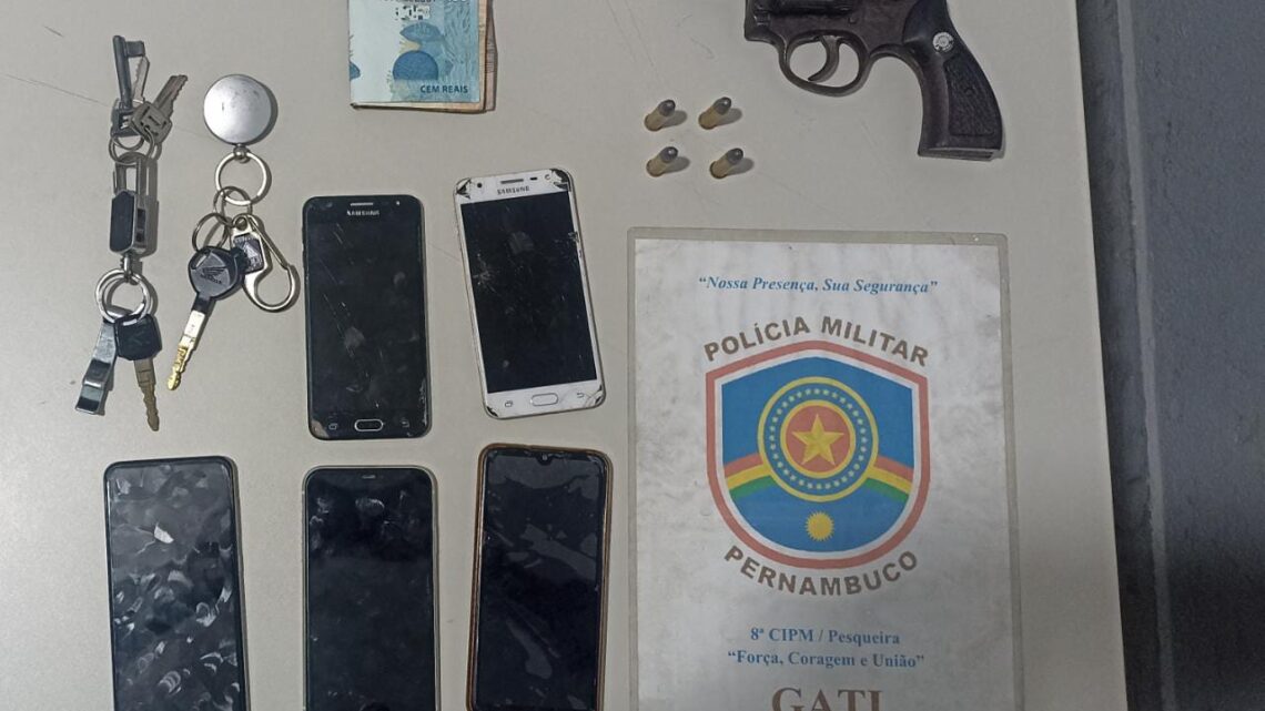 Homem é preso e adolescente é apreendido após roubo Homem é preso e adolescente é apreendido após roubo