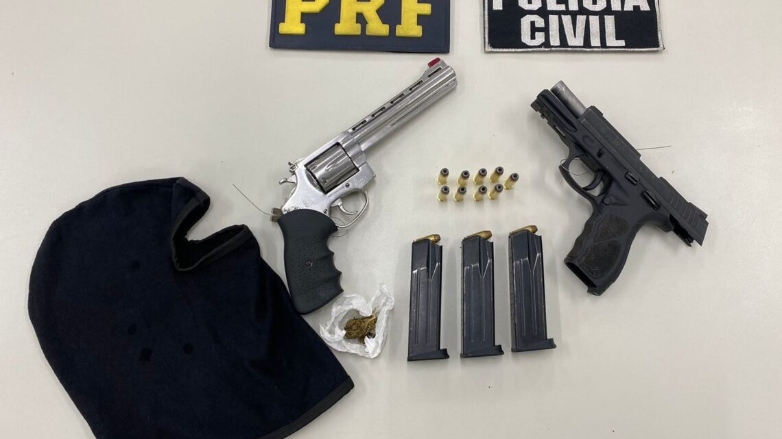 Suspeitos de assalto são detidos com armas, 50 munições e carro roubado Suspeitos de assalto são detidos com armas, 50 munições e carro roubado