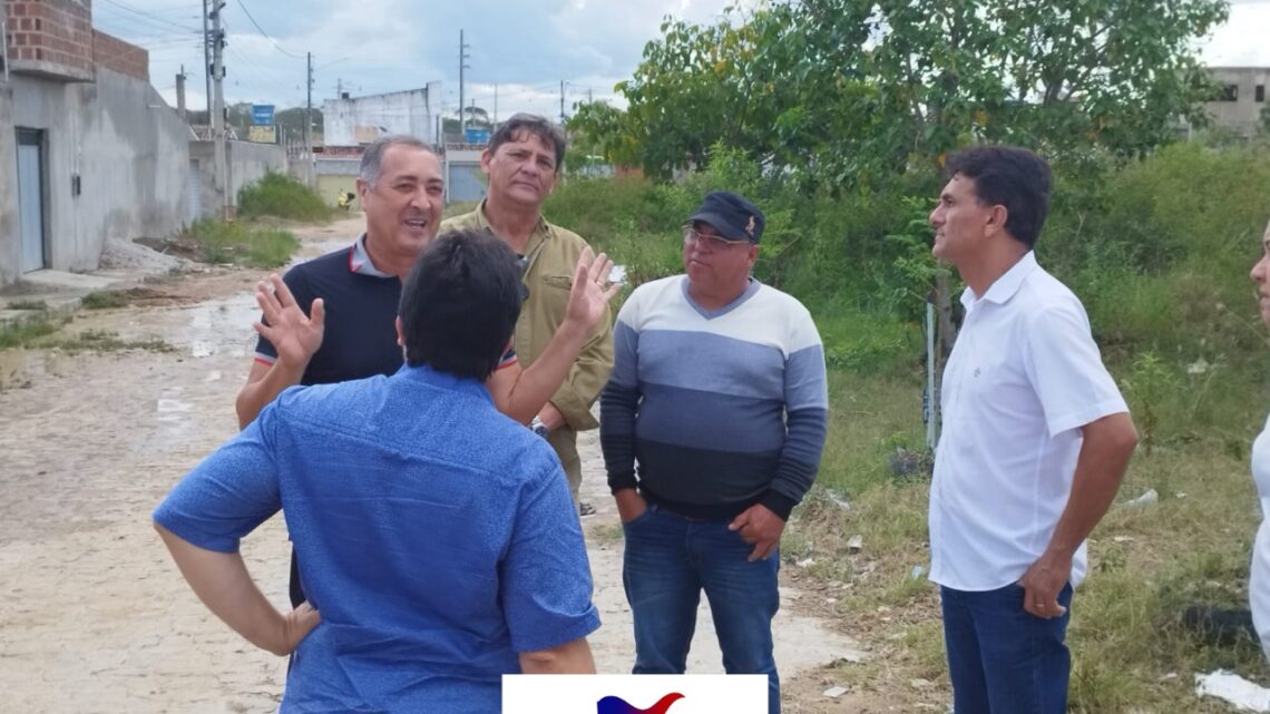 Maurício Caruaru fiscaliza obras de construção em Caruaru com outros vereadores
