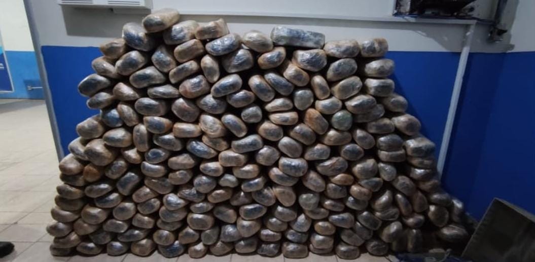 PM apreende grande quantidade de drogas em Chã Grande