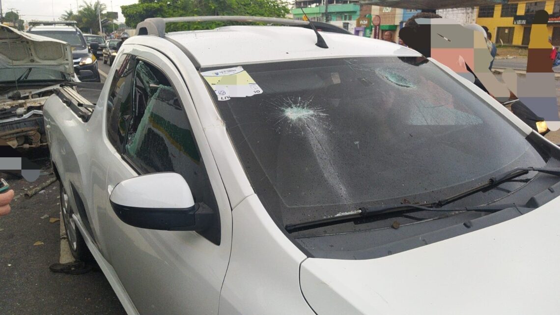 Após se envolver em colisão, motorista embriagado atinge parabrisa de caminhonete com machado