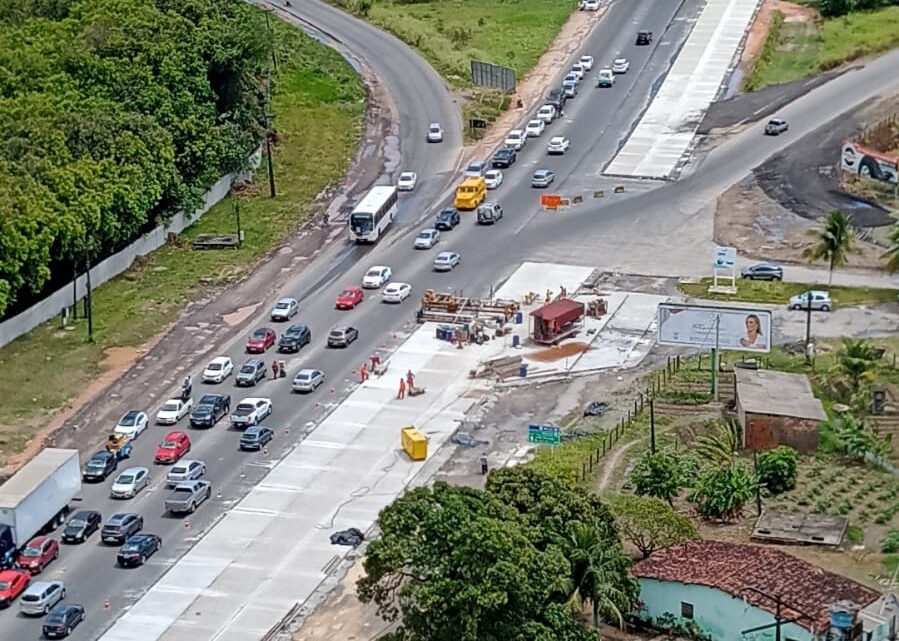 PRF orienta motoristas quanto às rotas alternativas ao trânsito pela BR-232, no Recife