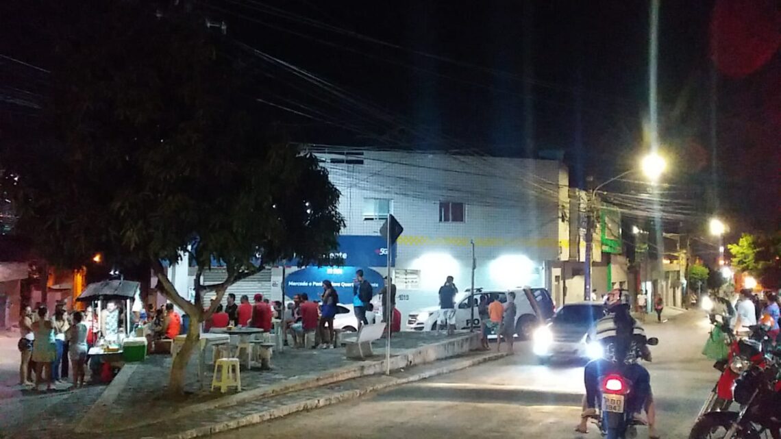 Jovem que estava com a filha de 11 meses em praça, é morto a tiros em Caruaru Jovem que estava com a filha de 11 meses em praça, é morto a tiros em Caruaru