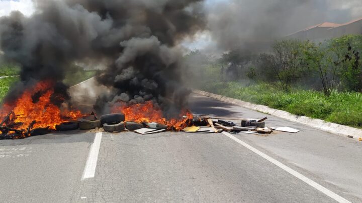 Moradores de residencial em Caruaru fecham a BR-232 em protesto