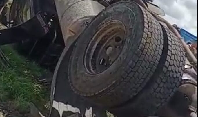 Caminhão colide no canteiro central e capota na BR 104 em Caruaru