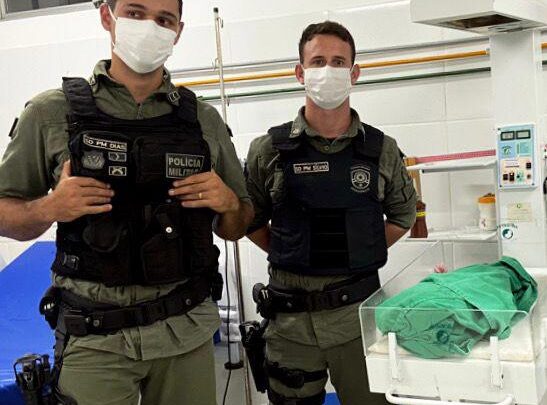 Policiais socorrem grávida em trabalho de parto