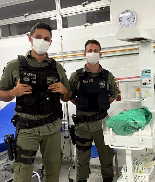 Policiais socorrem grávida em trabalho de parto
